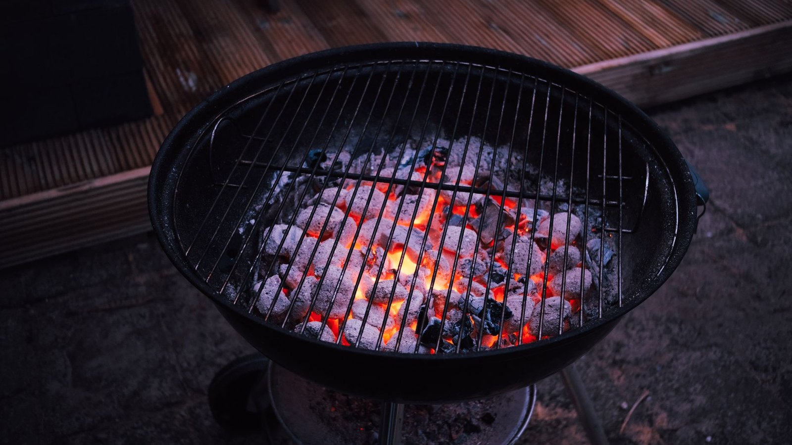 Quelle quantité de charbon mettre dans un barbecue ? Le guide par nombre de personnes et type de cuisson